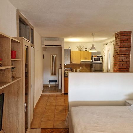 Studio Apartment Riva Sumartin Eksteriør billede